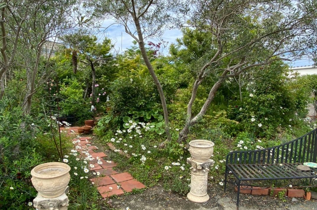 田中家の庭アプローチのオブジェ